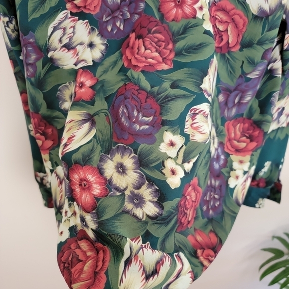 Vintage Laura & Jayne Collection | Floral Blouse with Faux Pearl Detail - Picture 2 of 6